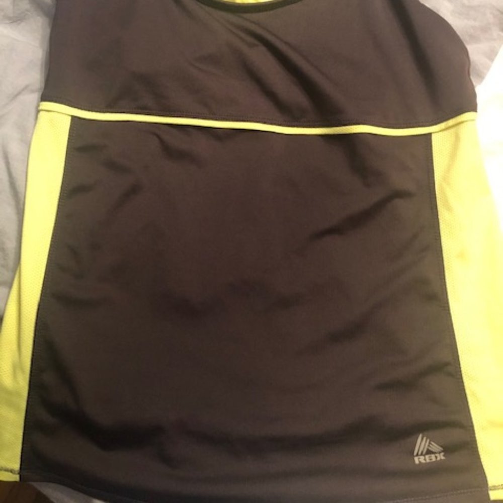 Workout top - Picture 2 of 3